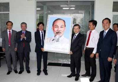 Chánh án Tòa án nhân dân tối cao Lê Minh Trí đến thăm và tặng quà tại trụ sở làm việc của phường Long Châu (tỉnh Vĩnh Long). Ảnh: Phạm Minh Tuấn-TTXVN.