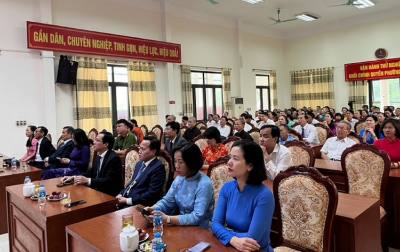 Cán bộ, công chức và nhân dân phường Tây Tựu theo dõi lễ công bố trực tuyến. Ảnh: Nguyễn Thắng-TTXVN