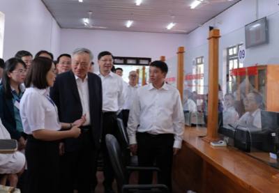 Phó Thủ tướng Thường trực Nguyễn Hòa Bình khảo sát ý kiến, nguyện vọng của cán bộ, nhân dân tại Trung tâm phục vụ hành chính công xã Đức Trọng (Lâm Đồng) chiều 30/6. Ảnh: Nguyễn Dũng - TTXVN