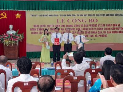 Trao quyết định thành viên UBND xã Đắk Ơ (mới). Ảnh: K GỬIH - TTXVN 
