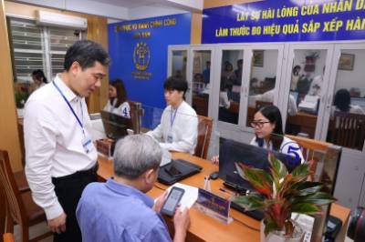 Cán bộ phường Cửa Nam tiếp công dân, sáng 1/7/2025. Ảnh: Văn Điệp - TTXVN