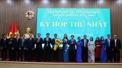 Bí thư Tỉnh ủy Quảng Ngãi Bùi Thị Quỳnh Vân tặng hoa chúc mừng Chủ tịch HĐND, Phó Chủ tịch và các Ban HĐND tỉnh Quảng Ngãi khóa XIII. Ảnh: Phạm Cường - TTXVN