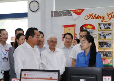 Chủ tịch Ủy ban nhân dân Thành phố Hồ Chí Minh Nguyễn Văn Được đến kiểm tra thực tế việc vận hành chính thức bộ máy chính quyền phường Dĩ An. Ảnh: Huyền Trang -TTXVN