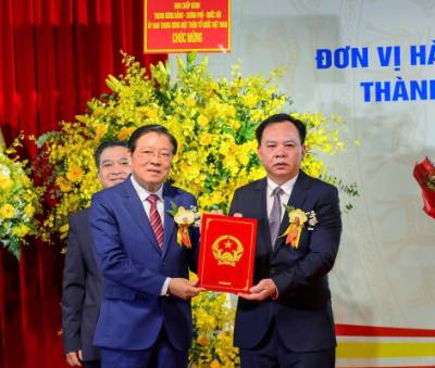 Ủy viên Bộ Chính trị, Bí thư Trung ương Đảng, Trưởng Ban Nội chính Trung ương Phan Đình Trạc trao quyết định chỉ định Chủ tịch UBND tỉnh Đồng Nai Võ Tấn Đức. Ảnh: Sỹ Tuyên - TTXVN