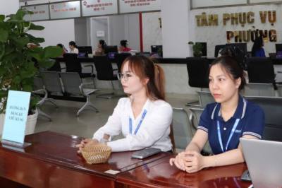 Cán bộ Trung tâm hành chính công phường Dĩ An sẵn sàng phục vụ người dân từ sáng ngày 1/7. Ảnh: Huyền Trang - TTXVN 