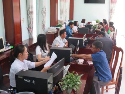 Các cán bộ Trung tâm phục vụ Hành chính công xã Bờ Y giải quyết thủ tục cho người dân sáng 1/7. Ảnh: Dư Toán – TTXVN