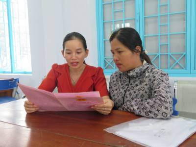 Trung tâm phục vụ Hành chính công xã Dục Nông giải quyết thủ tục cho người dân sáng 1/7. Ảnh: Dư Toán - TTXVN