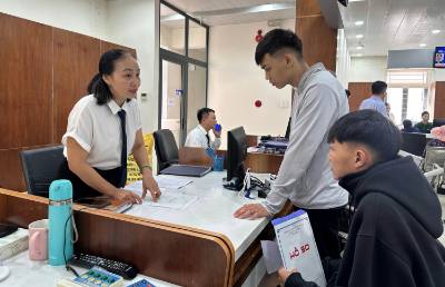 Cán bộ Trung tâm hành chính công phường Tam Kỳ, thành phố Đà Nẵng, hướng dẫn người dân làm thủ tục hành chính. Ảnh: Trần Tĩnh - TTXVN 