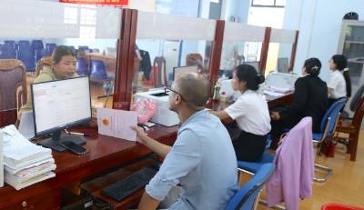 Người dân đến làm các thủ tục hành chính trong ngày 1/7 tại Trung tâm phục vụ hành chính công xã Đức Cơ, tỉnh Gia Lai. Ảnh: Quang Thái- TTXVN