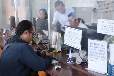 Người dân đến nộp hồ sơ tại Trung tâm phục vụ hành chính công Phường Long An, tỉnh Tây Ninh. Ảnh: Bùi Giang - TTXVN