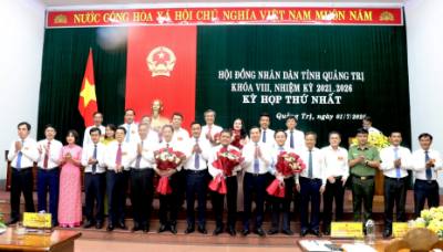 Ông Lê Ngọc Quang, Ủy viên Trung ương Đảng, Bí thư Tỉnh ủy Quảng Trị chúc mừng lãnh đạo và các Ủy viên UBND tỉnh. Ảnh: Võ Dung - TTXVN