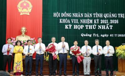 Thường trực Tỉnh ủy Quảng Trị chúc mừng Chủ tịch, các Phó Chủ tịch và Trưởng các Ban HĐND tỉnh Quảng Trị. Ảnh: Võ Dung - TTXVN