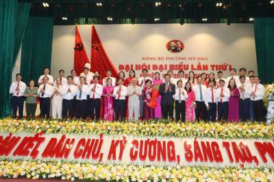 Các đại biểu tặng hoa chúc mừng Ban chấp hành Đảng bộ phường Mỹ Hào nhiệm kỳ 2025 - 2030. Ảnh: Mạnh Khánh-TTXVN