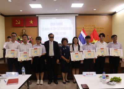Các cá nhân tiêu biểu nhận Bằng khen của Trung ương Hội Sinh viên Việt Nam và quà tặng của Hội Thái - Việt thủ đô Bangkok và vùng phụ cận. Ảnh: Đỗ Sinh - PV TTXVN tại Thái Lan 