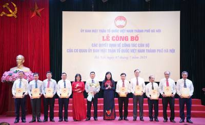 Chủ tịch Ủy ban Mặt trận Tổ quốc Việt Nam thành phố Hà Nội Nguyễn Lan Hương trao các quyết định về công tác cán bộ. Ảnh: Nguyễn Thắng - TTXVN 
