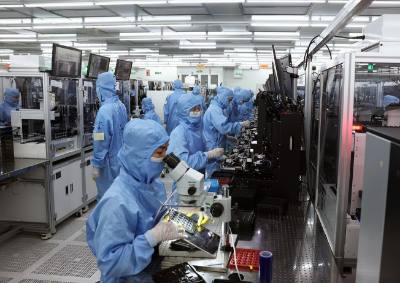 Dây chuyền sản xuất mô đun camera và linh kiện điện tử xuất khẩu tại nhà máy của Công ty TNHH MCNEX VINA (100% vốn Hàn Quốc), khu công nghiệp Phúc Sơn, tỉnh Ninh Bình. Ảnh: Vũ Sinh – TTXVN