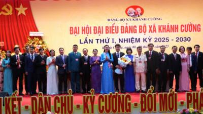 Bí thư Tỉnh ủy Quảng Ngãi Bùi Thị Quỳnh Vân tặng hoa Ban Chấp hành Đảng bộ xã Khánh Cường nhiệm kỳ 2025-2030. Ảnh: Đinh Hương - TTXVN
