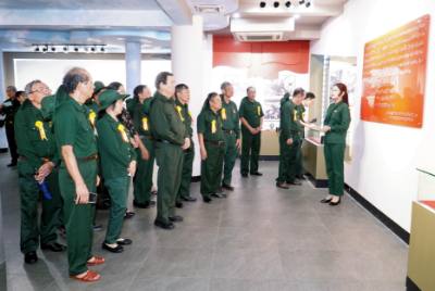 Các đại biểu tham quan Khu di tích lịch sử Quốc gia TNXP Đại đội 915, phường Gia Sàng, tỉnh Thái Nguyên. Ảnh: Trần Trang - TTXVN                      