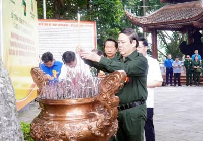 Đoàn cựu TNXP dâng hương báo công Chủ tịch Hồ Chí Minh và các Anh hùng Liệt sĩ tại khu di tích lịch sử quốc gia  27/7. Ảnh: Trần Trang - TTXVN   
