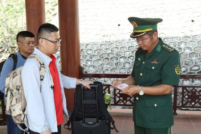 Lực lượng Bộ đội Biên phòng cửa khẩu Quốc tế Hữu Nghị kiểm soát giấy tờ của hành khách. Ảnh: Quang Duy – TTXVN