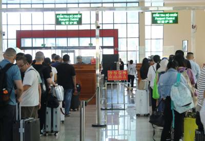 Hành khách xếp hàng làm thủ tục xuất nhập cảnh tại cửa khẩu Quốc tế Hữu Nghị (Lạng Sơn) theo quy định. Ảnh: Quang Duy – TTXVN