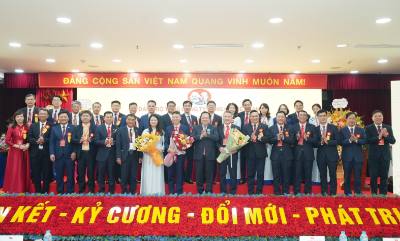 Ban Chấp hành Đảng bộ Tổng công ty Hàng hải Việt Nam lần thứ VII, nhiệm kỳ 2025 - 2030 ra mắt Đại hội. Ảnh: TTXVN