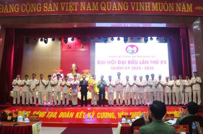Ban chấp hành Đảng bộ Công an tỉnh Nghệ An khóa XV, nhiệm kỳ 2025-2030 ra mắt Đại hội. Ảnh: Xuân Tiến - TTXVN 
