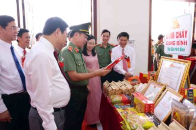 Thượng tướng Trần Quốc Tỏ, Thứ trưởng Bộ Công an và các đại biểu tham quan các gian hàng trưng bày sản phẩm truyền thống của xã Phát Diệm, tỉnh Ninh Bình. Ảnh: Phạm Kiên - TTXVN