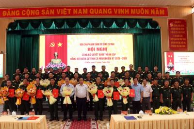 Ban Chấp hành Đảng bộ Quân sự tỉnh Cà Mau, nhiệm kỳ 2025 - 2030 chụp ảnh lưu niệm với cán bộ, chiến sĩ Bộ Chỉ huy Quân sự tỉnh. Ảnh: Kim Há – TTXVN