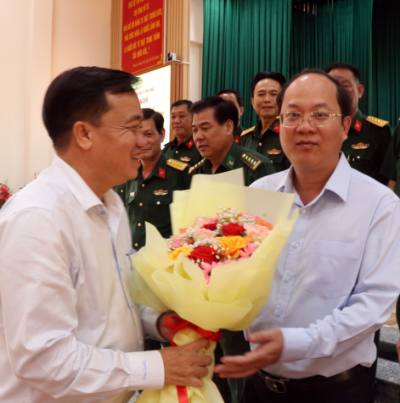Ông Huỳnh Quốc Việt, Phó Bí thư Thường trực Tỉnh ủy, Chủ tịch Ủy ban MTTQ Việt Nam tỉnh Cà Mau trao quyết định và tặng hoa chúc mừng ông Nguyễn Hồ Hải, Bí thư Tỉnh ủy vừa được Ban Thường vụ Tỉnh ủy chỉ định giữ chức Bí thư Đảng ủy Quân sự tỉnh, nhiệm kỳ 2025 - 2030. Ảnh: Kim Há – TTXVN