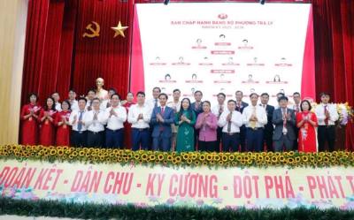 Ban chấp hành Đảng bộ phường Trà Lý nhiệm kỳ 2025 - 2030 ra mắt Đại hội. Ảnh: Nguyễn Công Hải - TTXVN
