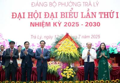Tỉnh ủy, HĐND, UBND, Ủy ban MTTQ Việt Nam tỉnh Hưng Yên tặng hoa chúc mừng Đại hội đại biểu Đảng bộ phường Trà Lý lần thứ Nhất, nhiệm kỳ 2025 - 2030. Ảnh: Nguyễn Công Hải - TTXVN