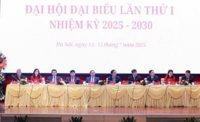 Thủ tướng Phạm Minh Chính và Đoàn Chủ tịch điều hành Đại hội đại biểu Đảng bộ Bộ Ngoại giao lần thứ nhất, nhiệm kỳ 2025-2030. Ảnh: Dương Giang-TTXVN
