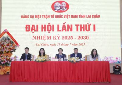 Đoàn Chủ tịch điều hành Đại hội. Ảnh: Nguyễn Oanh-TTXVN.
