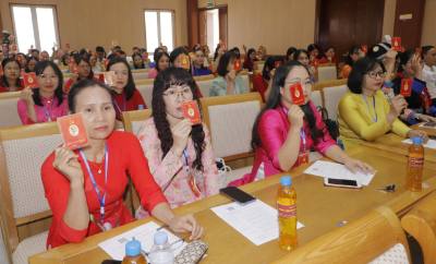 Các đại biểu biểu quyết thông qua chương trình đại hội. Ảnh: Nguyễn Oanh-TTXVN.