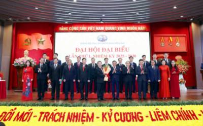 Thường trực Ban Bí thư Trần Cẩm Tú tặng hoa chúc mừng Ban Chấp hành Đảng bộ Tòa án nhân dân Tối cao nhiệm kỳ 2025 - 2030 ra mắt Đại hội. Ảnh: Phạm Kiên - TTXVN