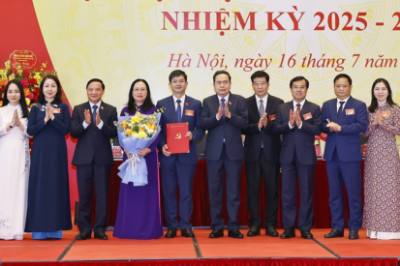 Chủ tịch Quốc hội Trần Thanh Mẫn trao Quyết định chỉ định Ban Chấp hành, Ban Thường Vụ Bí thư, Phó Bí thư, Ủy ban Kiểm tra Đảng bộ Văn phòng Quốc hội khóa XV, nhiệm kỳ 2025 -2030. Ảnh: Doãn Tấn - TTXVN
