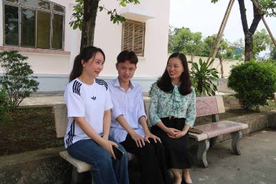 Em Trần Hữu Thịnh chia sẻ niềm vui sau khi giành vị trí thủ khoa tổ hợp A00 cùng các cô giáo trường THPT Hưng Nhân (tỉnh Hưng Yên). Ảnh: Thu Hoài - TTXVN 