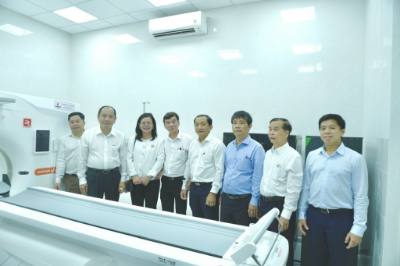 Đoàn lãnh đạo Sở Y tế Thành phố Hồ Chí Minh khảo sát thực tế tại rung tâm y tế Quân dân y Côn Đảo. Ảnh: TTXVN phát