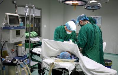 Đã có trên 150 bệnh nhân được điều trị bằng kỹ thuật tái lập lưu thông miệng nối tụy-hỗng tràng kiểu Blumgart cải tiến sau phẫu thuật cắt khối tá tụy, giúp bệnh nhân hạn chế tối đa nguy cơ rò tụy, thấp hơn mức bình thường 5-6 lần. Ảnh: Văn Tý-TTXVN