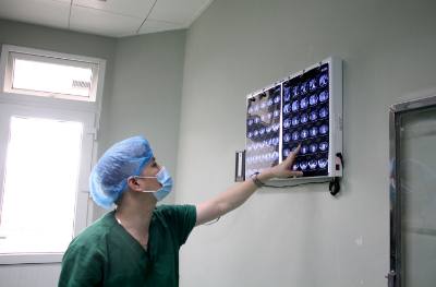 Tiến sĩ, bác sĩ Nguyễn Huy Toàn, Phó khoa Ngoại tổng hợp Bệnh viện Hữu nghị Đa khoa Nghệ An nghiên cứu hình ảnh X-quang trước khi tiến hành phẫu thuật. Ảnh: Văn Tý-TTXVN