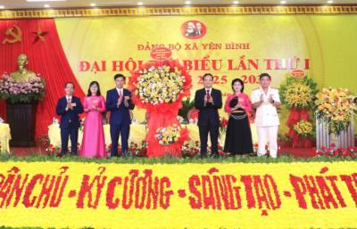 Bí thư Trung ương Đảng, Trưởng Ban Chính sách, chiến lược Trung ương Trần Lưu Quang tặng hoa chúc mừng Đại hội. Ảnh: Đinh Thùy - TTXVN