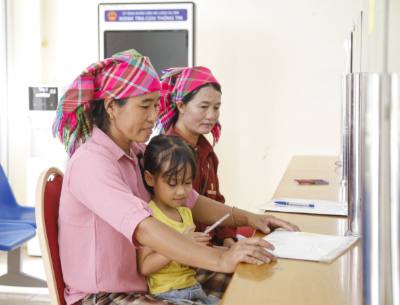 Đồng bào dân tộc Hà Nhì làm thủ tục tại Trung tâm phục vụ hành chính công xã biên giới Sín Thầu, tỉnh Điện Biên. Ảnh: Trung Kiên - TTXVN