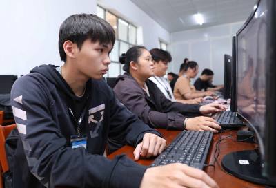 "Ươm mầm" cho những kỹ sư công nghệ thông tin. Ảnh: Thành Phương – TTXVN