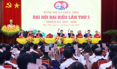Các đại biểu biểu quyết thông qua chương trình Đại hội. Ảnh: Văn Điệp – TTXVN