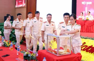 Các đại biểu bỏ phiếu bầu Ban Chấp hành Đảng bộ Công an thành phố Hà Nội, nhiệm kỳ 2025 - 2030. Ảnh: Phạm Kiên - TTXVN
