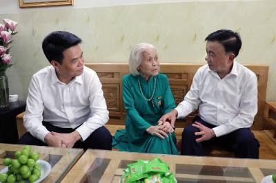 Đồng chí Trần Cẩm Tú, Uỷ viên Bộ Chính trị, Thường trực Ban Bí thư thăm và tặng quà các gia đình chính sách tại Hải Phòng. Ảnh: Hoàng Ngọc – TTXVN