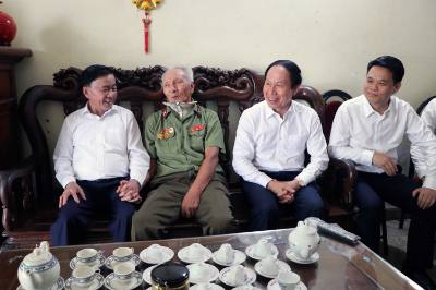 Đồng chí Trần Cẩm Tú, Uỷ viên Bộ Chính trị, Thường trực Ban Bí thư thăm và tặng quà các gia đình chính sách tại Hải Phòng. Ảnh: Hoàng Ngọc – TTXVN