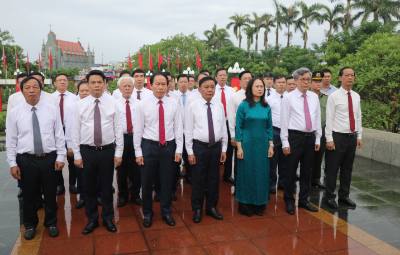 Đồng chí Trần Cẩm Tú, Uỷ viên Bộ Chính trị, Thường trực Ban Bí thư cùng các đồng chí lãnh đạo thành phố Hải Phòng đến dâng hương tại Đài tưởng niệm các Anh hùng liệt sĩ. Ảnh: Hoàng Ngọc – TTXVN 