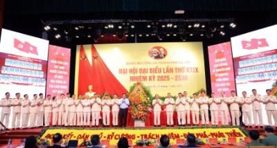 Thứ trưởng Bộ Dân tộc và Tôn giáo Lê Hải Trung chúc mừng Ban Chấp hành Đảng bộ Công an thành phố Hà Nội nhiệm kỳ 2025 - 2030. Ảnh: Tuấn Anh - TTXVN